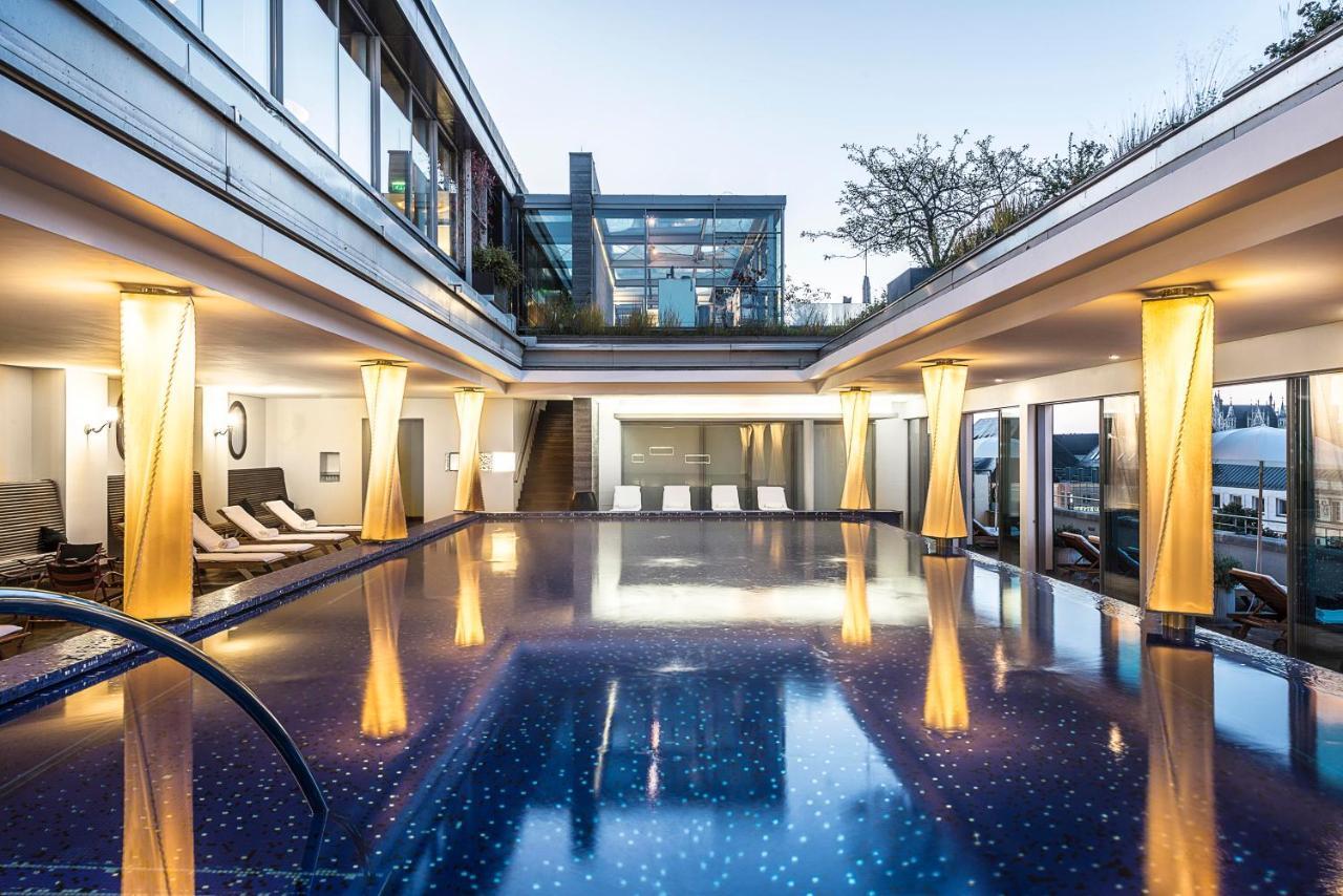 โรงแรมไบเออริเชอร์โฮฟ มิวนิก ภายนอก รูปภาพ The pool at the Mandarin Oriental Munich