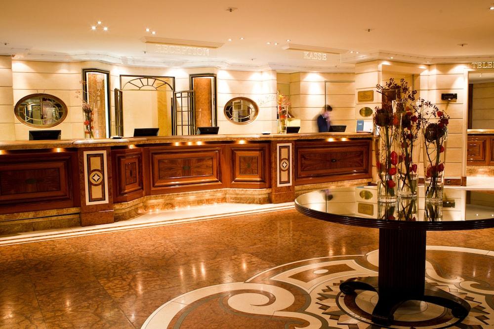 โรงแรมไบเออริเชอร์โฮฟ มิวนิก ภายนอก รูปภาพ The lobby of the hotel