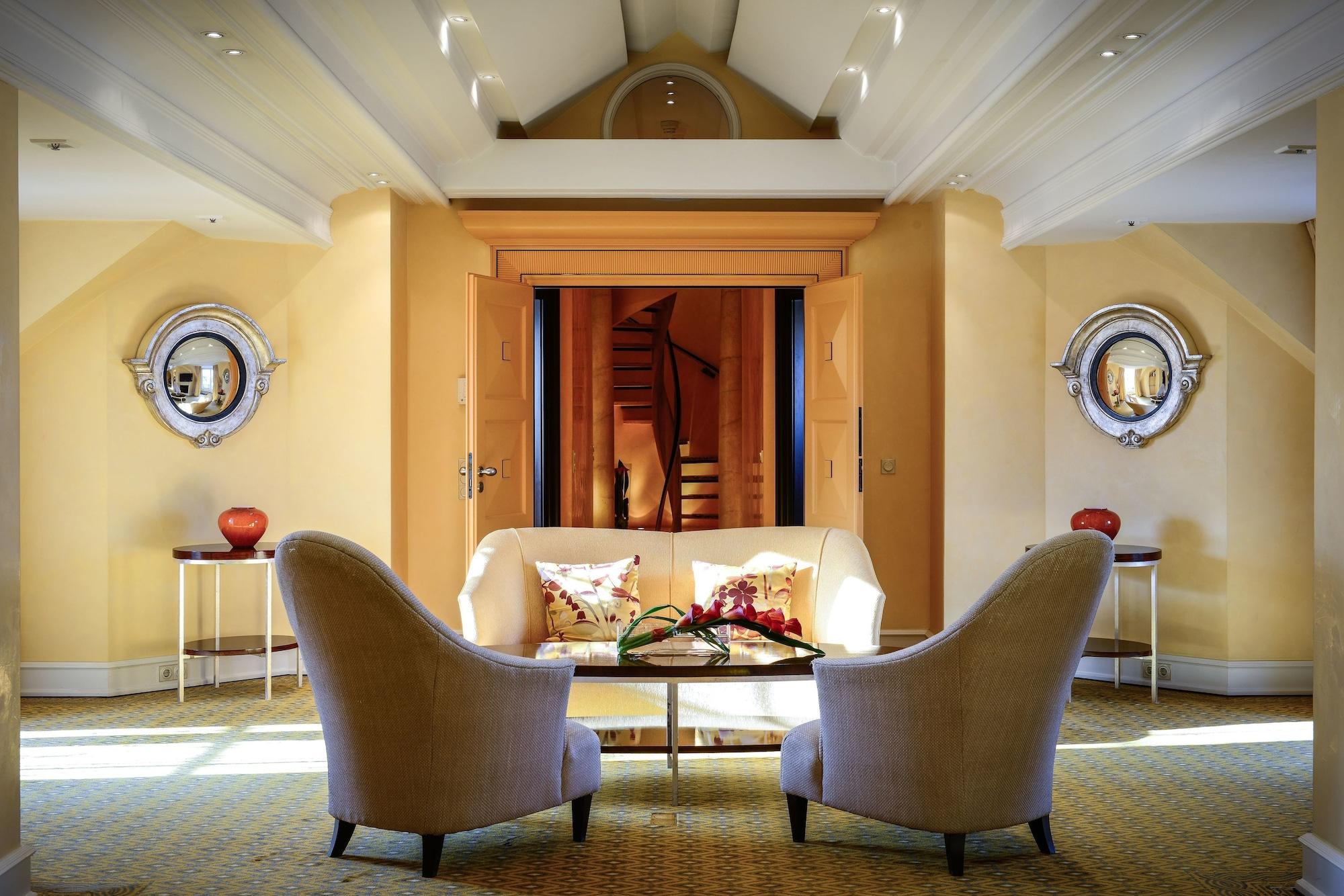 โรงแรมไบเออริเชอร์โฮฟ มิวนิก ภายนอก รูปภาพ The interior of the hotel