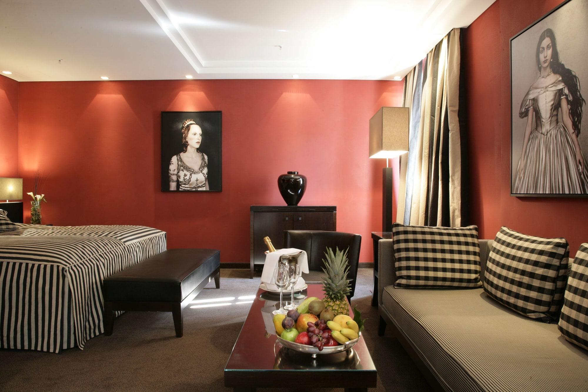 โรงแรมไบเออริเชอร์โฮฟ มิวนิก ภายนอก รูปภาพ A room at the hotel