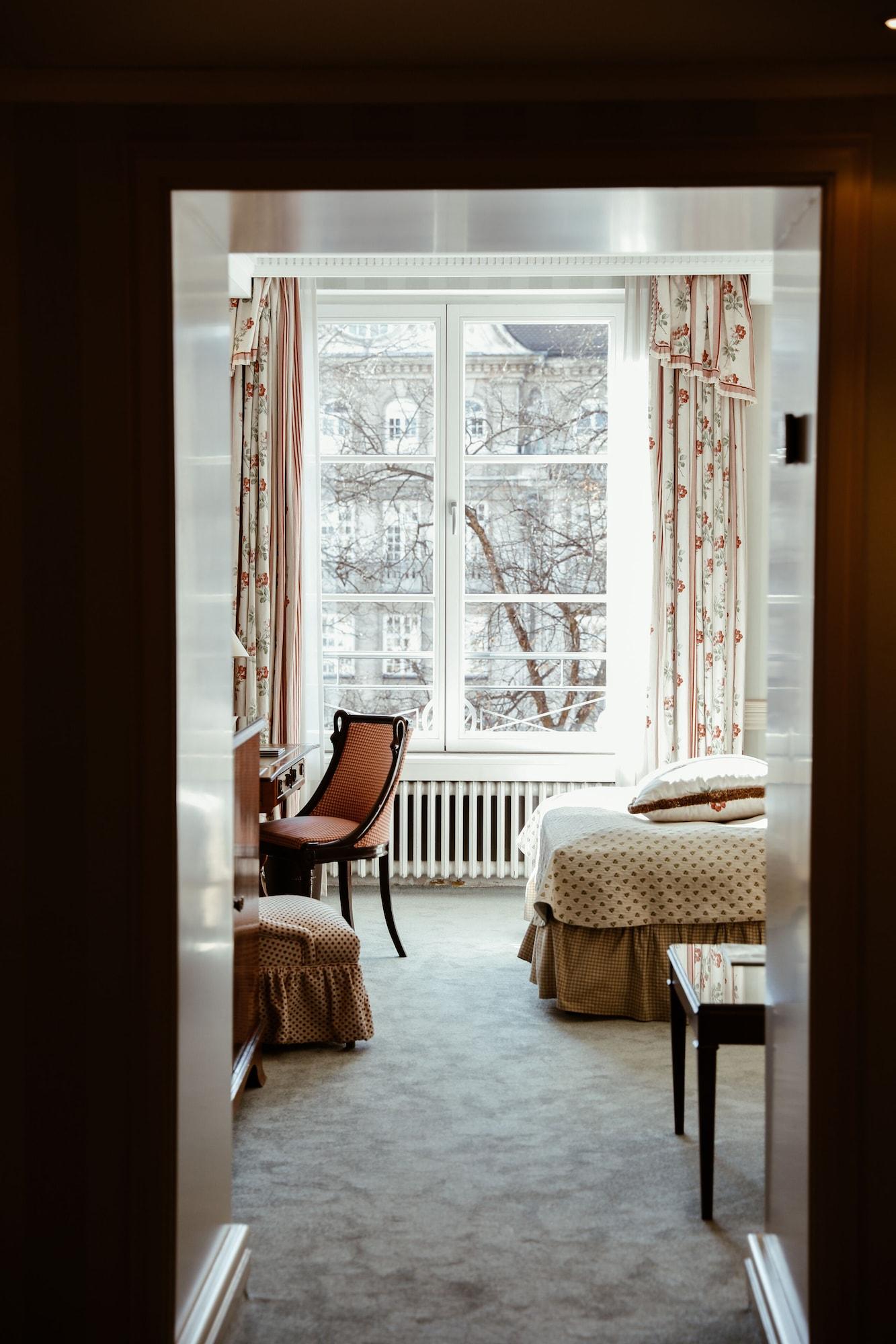โรงแรมไบเออริเชอร์โฮฟ มิวนิก ภายนอก รูปภาพ A room at the Hotel Axelmannstein
