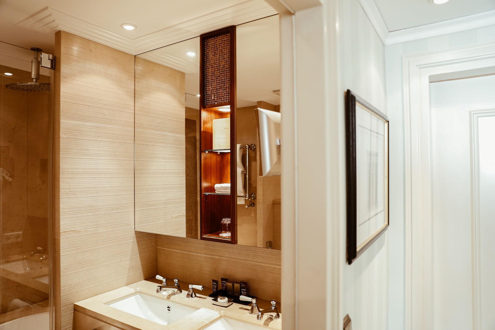 โรงแรมไบเออริเชอร์โฮฟ มิวนิก ภายนอก รูปภาพ Bathroom