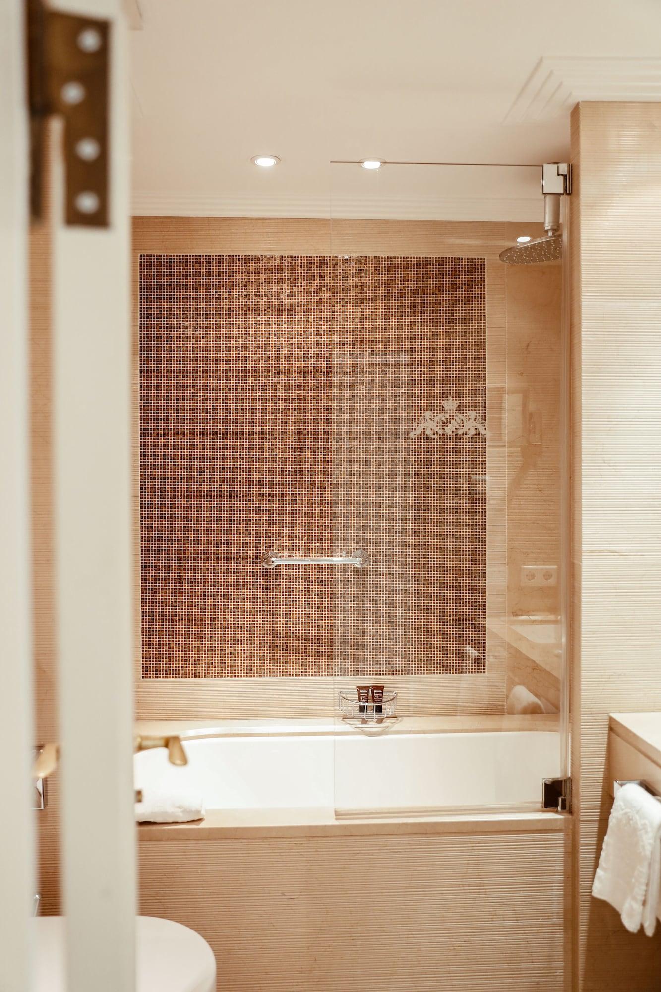 โรงแรมไบเออริเชอร์โฮฟ มิวนิก ภายนอก รูปภาพ A shower enclosure