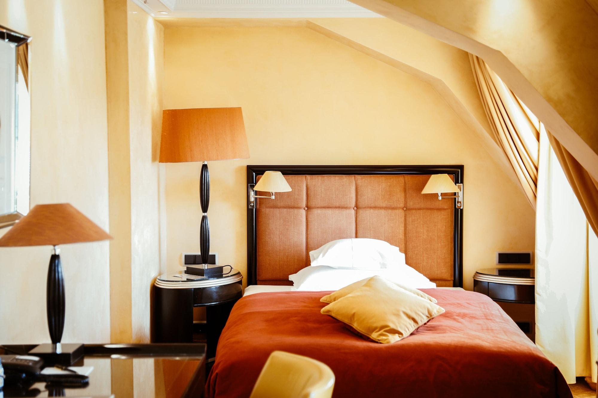 โรงแรมไบเออริเชอร์โฮฟ มิวนิก ภายนอก รูปภาพ A room at the Hotel de Crillon