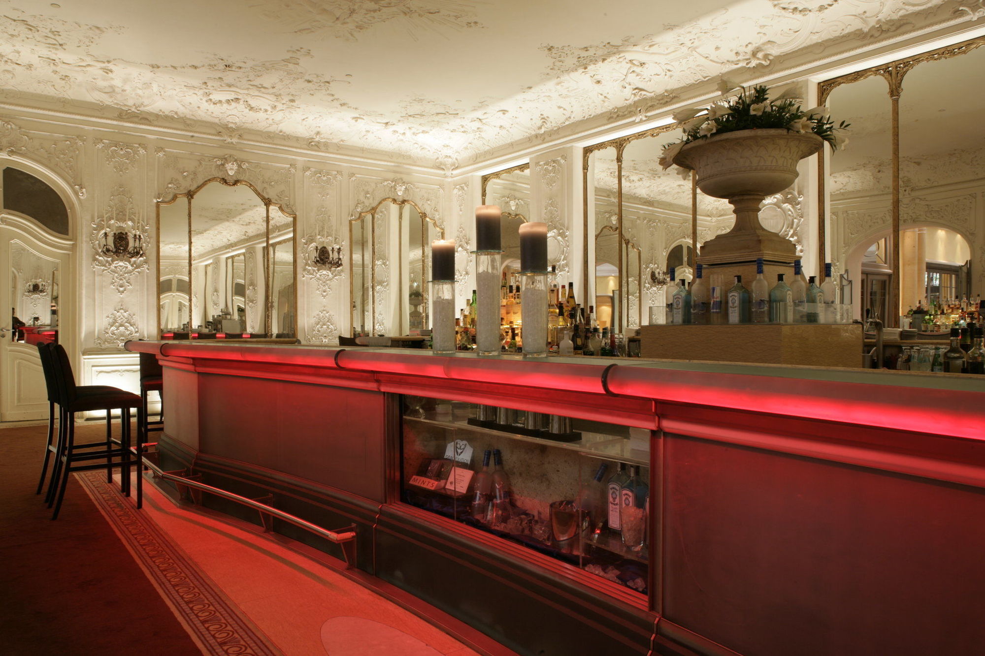 โรงแรมไบเออริเชอร์โฮฟ มิวนิก ภายนอก รูปภาพ The bar