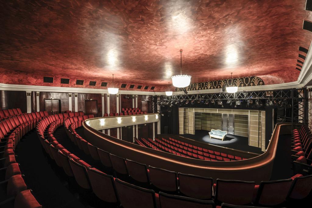 โรงแรมไบเออริเชอร์โฮฟ มิวนิก ภายนอก รูปภาพ The interior of the restored theatre
