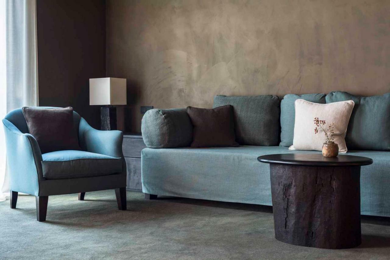 โรงแรมไบเออริเชอร์โฮฟ มิวนิก ภายนอก รูปภาพ A living room with a sofa and a chair