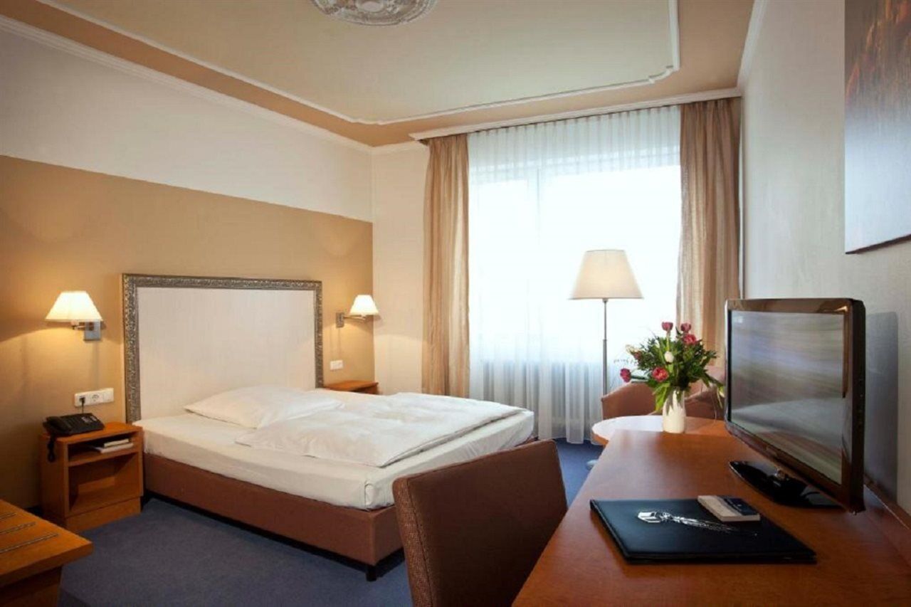 โรงแรมไบเออริเชอร์โฮฟ มิวนิก ภายนอก รูปภาพ A typical hotel room