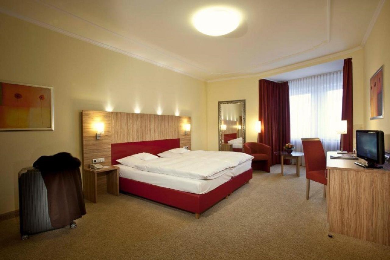 โรงแรมไบเออริเชอร์โฮฟ มิวนิก ภายนอก รูปภาพ A typical hotel room