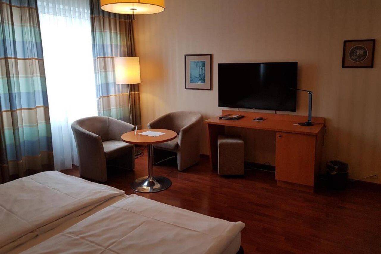 โรงแรมไบเออริเชอร์โฮฟ มิวนิก ภายนอก รูปภาพ A room at the hotel