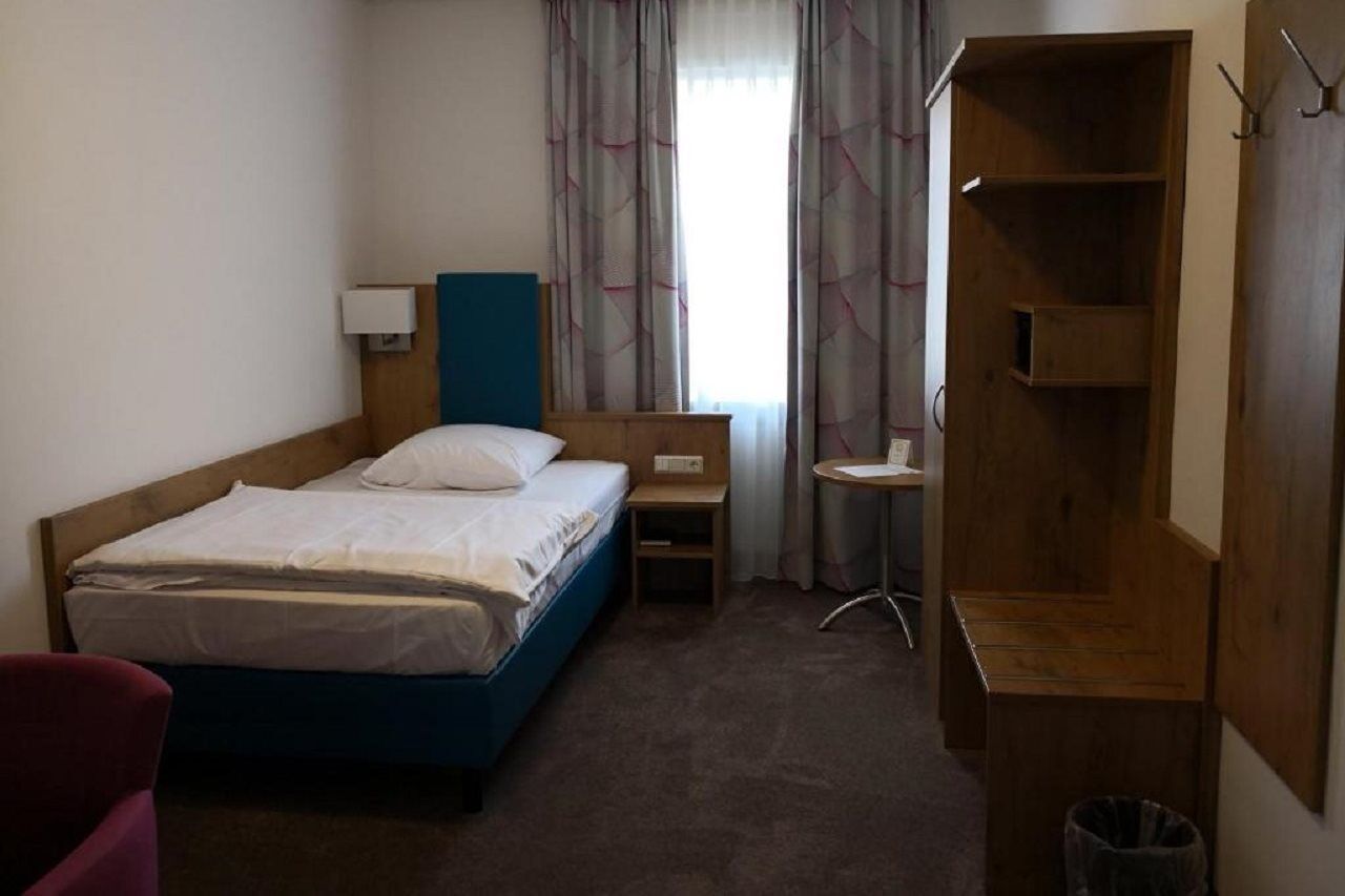 โรงแรมไบเออริเชอร์โฮฟ มิวนิก ภายนอก รูปภาพ A typical room at the hotel